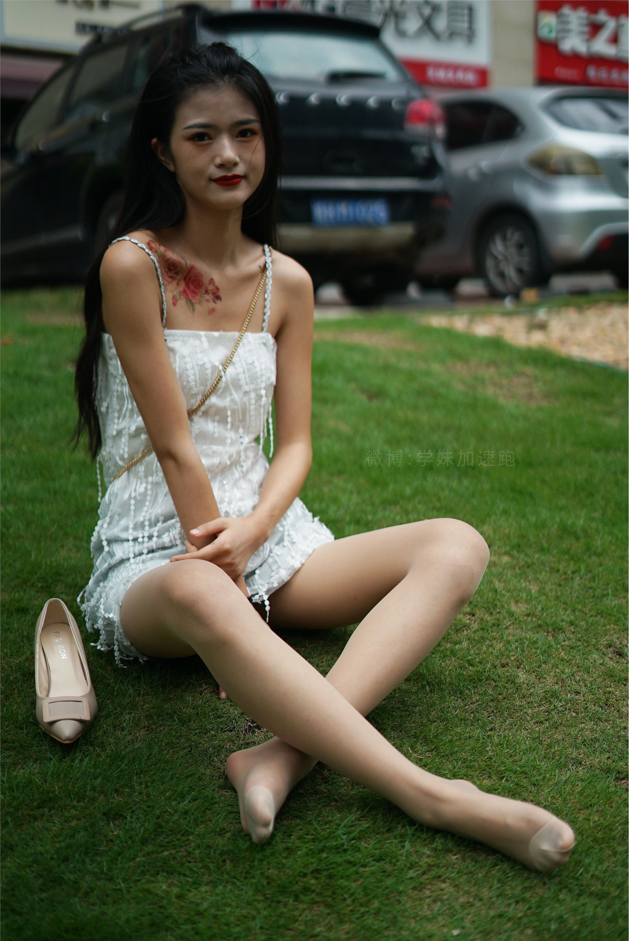 学妹加速跑 XM079《草地上的绿茶jio-鹿酱》